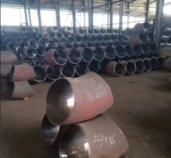 מרפקי פלדת פחמן בקוטר 1020 מ"מ נארזים ונשלחים לווייטנאם.